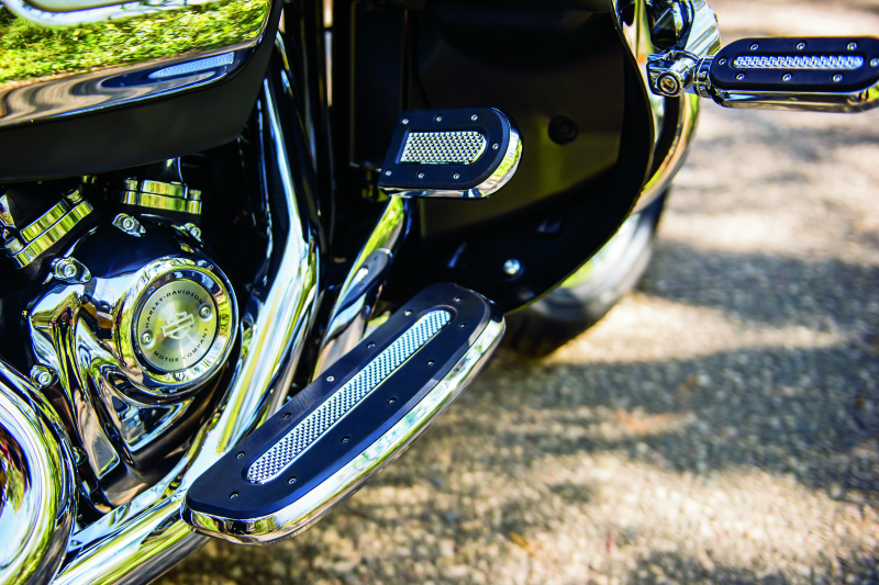 Kuryakyn Heavy Industry Driver Floorboards Chrome Footpegs Kuryakyn