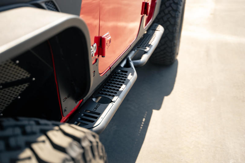 DV8 Offroad 20-23 Jeep Gladiator JT Body/Pinch Weld Mounted Step Side Steps DV8 Offroad