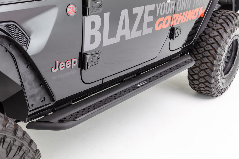 Go Rhino 18-20 Jeep Wrangler JLU Dominator Extreme DSS SideSteps Complete Kit w/SideStep + Brkts Side Steps Go Rhino